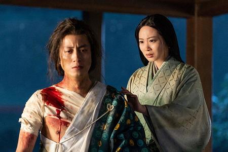 　『どうする家康』第１２回より、妻・糸（右・志田未来）から北条に身を寄せるよう勧められるも、耳を貸さない氏真（溝端淳平）　(Ｃ)ＮＨＫ