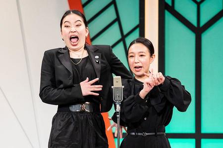 お笑いコンビ・爛々（左から萌々、大国麗）