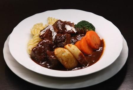 　９０年の歴史を持つ「御影公会堂食堂」の「ビーフシチュー」（２０００円）