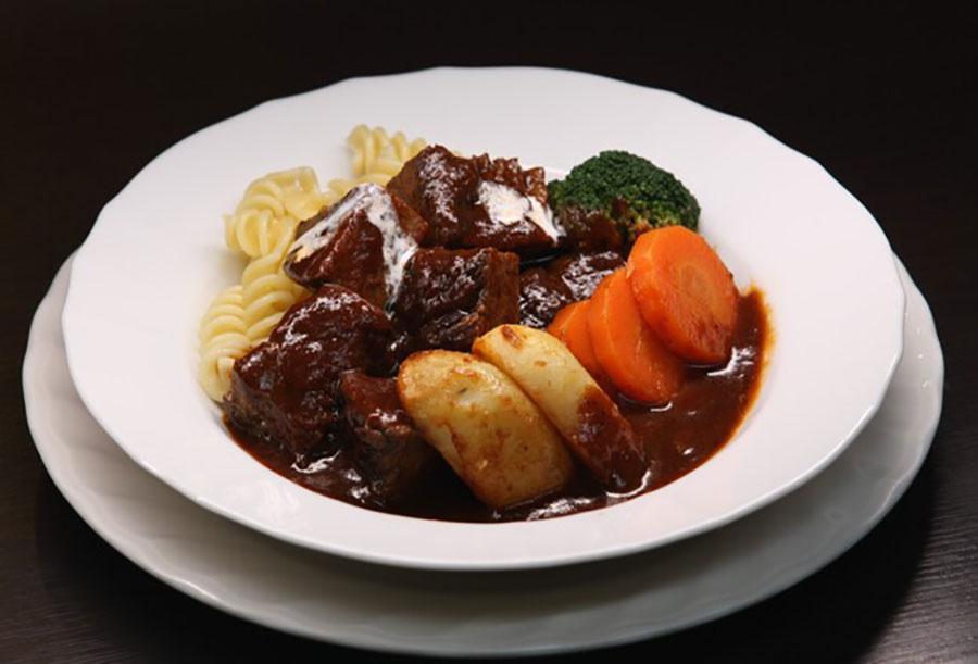 　９０年の歴史を持つ「御影公会堂食堂」の「ビーフシチュー」（２０００円）