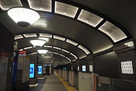 　照明が全点灯され、リニューアルが完成したＯｓａｋａ Ｍｅｔｒｏ御堂筋線「心斎橋駅」（大阪市中央区）