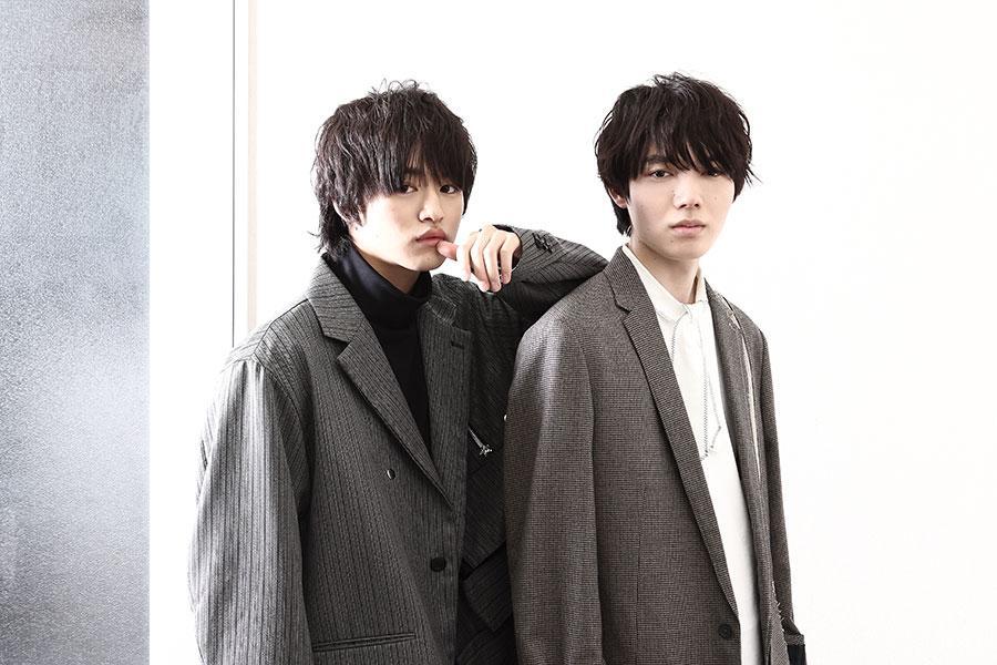 原因は自分にある。のメンバー・大倉空人（左）と小泉光咲