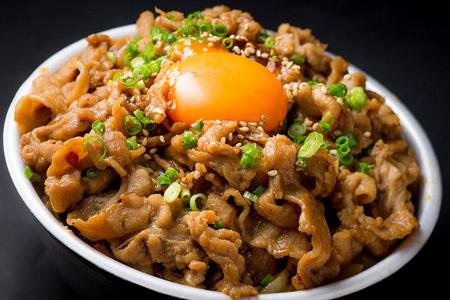 『キッチンカーコレクションｉｎサンシャインワーフ神戸２０２３ Ｓｐｒｉｎｇ』に登場する「京丹波高原豚しゃぶしゃぶ丼」（１０００円）