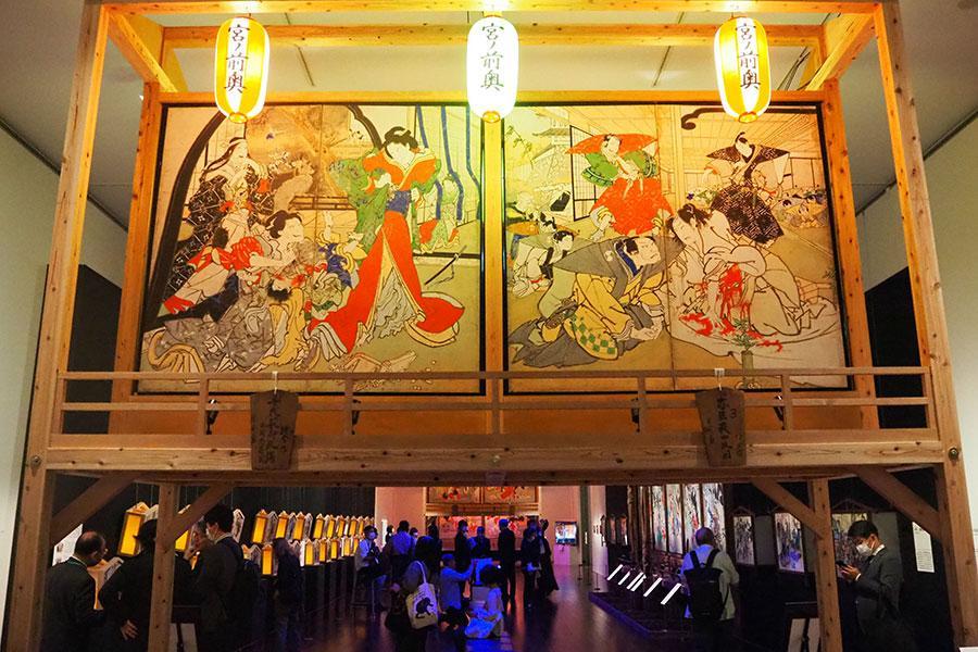 高知・朝倉神社の山門型絵馬台を再現し、屏風絵を鑑賞できる