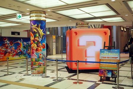 映画『ザ・スーパーマリオブラザーズ・ムービー』の公開を記念して、「ホワイティうめだ」に巨大ハテナブロックが登場