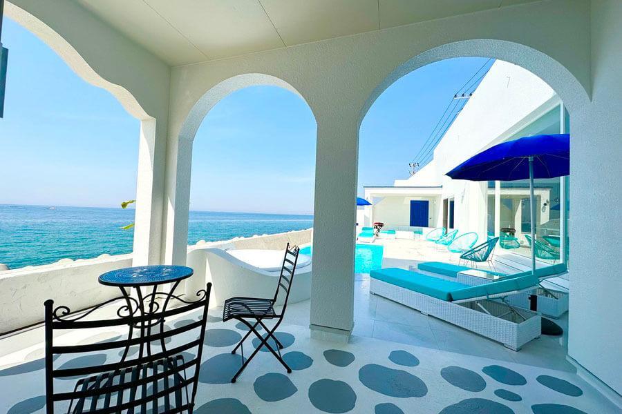 「THE VILLA -SANTORINI AWAJI-」のテラスにはプール