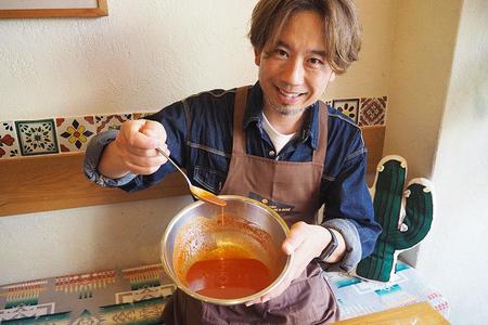 ２種のホットソースを作ったＡＳＩＡＮ ＫＵＮＧ-ＦＵ ＧＥＮＥＲＡＴＩＯＮのドラマー・伊地知潔（４月２８日・京都市内）