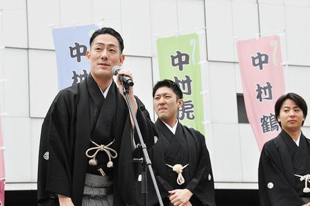 「お練り」に登場した「平成中村座」の中村勘九郎（30日・大阪市内）