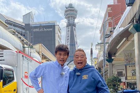 通天閣をバックにツーショット（左から）浜田雅功、出川哲朗（写真提供：MBS）