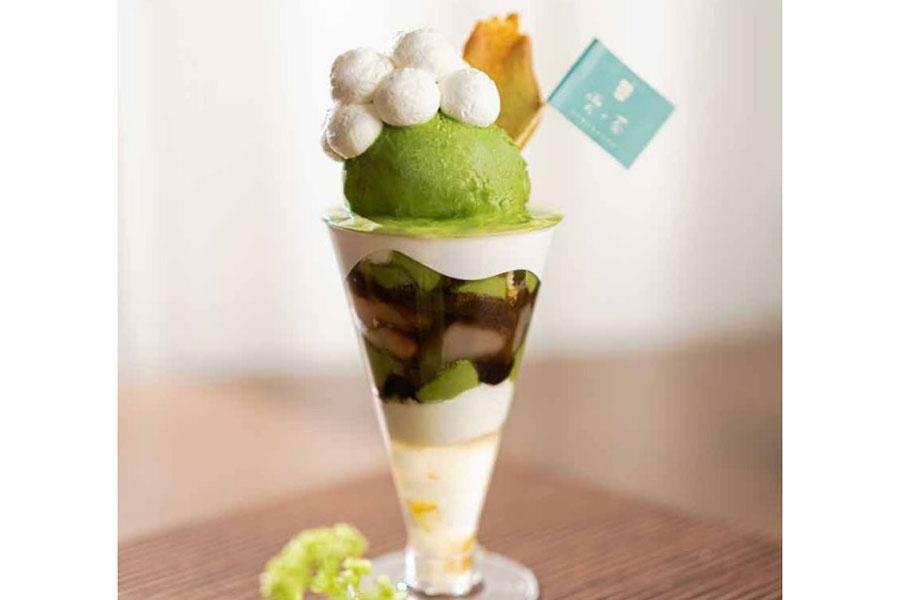 雲をイメージした見た目がかわいい「雲ノ茶パフェ」（雲ノ茶パフェ×笹屋昌園）