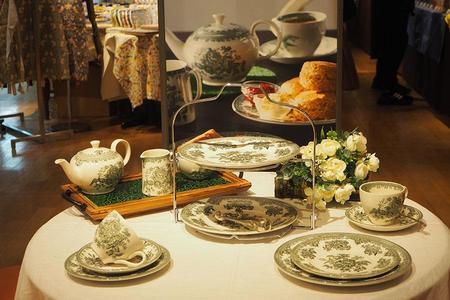 阪急うめだギャラリーでは、英国の茶器ブランド「バーレイ」のアイテムも販売