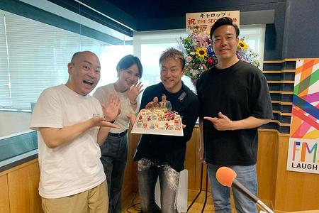 　番組から贈られたケーキとともに。左からギャロップ林、ＤＪ赤松悠実、ポアールの辻井シェフ、ギャロップ毛利（５月２５日／写真提供：ＦＭ大阪）