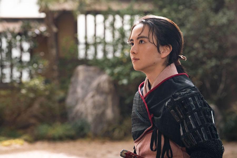 家康から刀を受ける井伊虎松（板垣李光人） (C)NHK