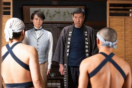 　大畑（奥右、奥田瑛二）から紹介される万太郎（奥左、神木隆之介）（Ｃ）ＮＨＫ