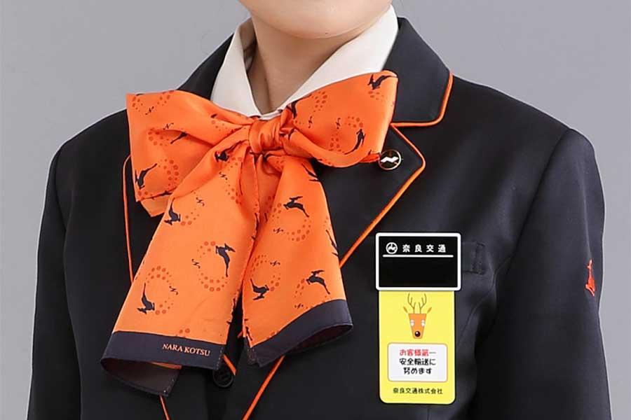 　奈良交通のバスガイド。ブラウスにリボンを結んだスタイル