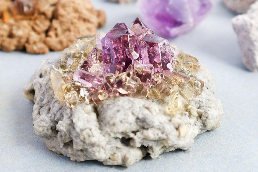 きらめく鉱物結晶とゴツゴツとした母岩がリアルな「結晶ロックケーキ」