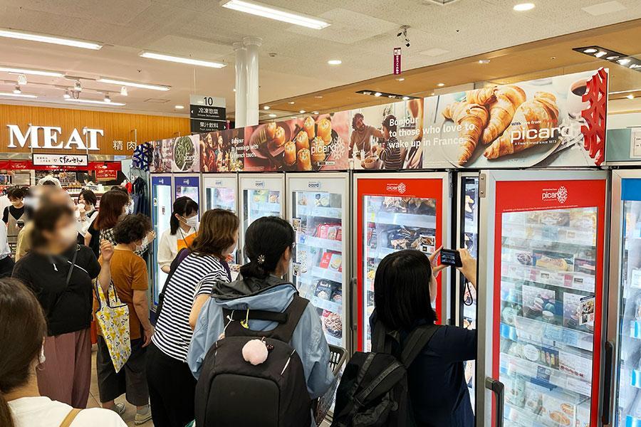 　賑わう「プティピカール茨木店」（大阪府茨木市）。同日に入店する食品売場がリニューアルし、冷凍食品売場は約１．３倍に拡大された