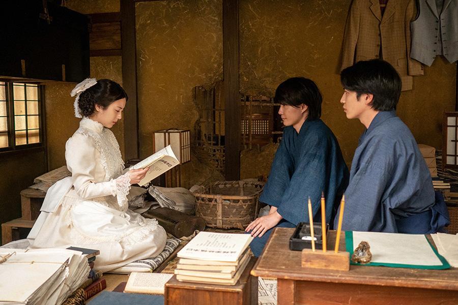 　写真左から、あるものを見せてもらう寿恵子（浜辺美波）、万太郎（神木隆之介）、竹雄（志尊淳）（Ｃ）ＮＨＫ