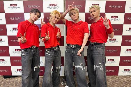 　「阪急西宮ガーデンズ」で夢者修行をおこなったＷＯＬＦ ＨＯＷＬ ＨＡＲＭＯＮＹ。左からＧＨＥＥ、ＨＩＲＯＴＯ、ＳＵＺＵＫＩ、ＲＹＯＪＩ（６月２５日・兵庫県西宮市）