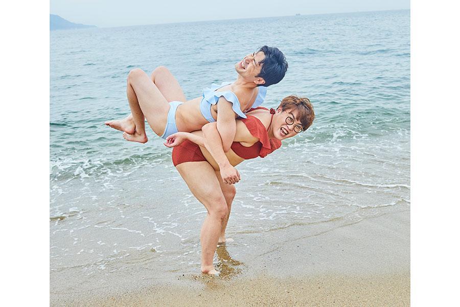 3400冊完売も「誰得…？」とファン戸惑う、マユリカの「男性ビキニ