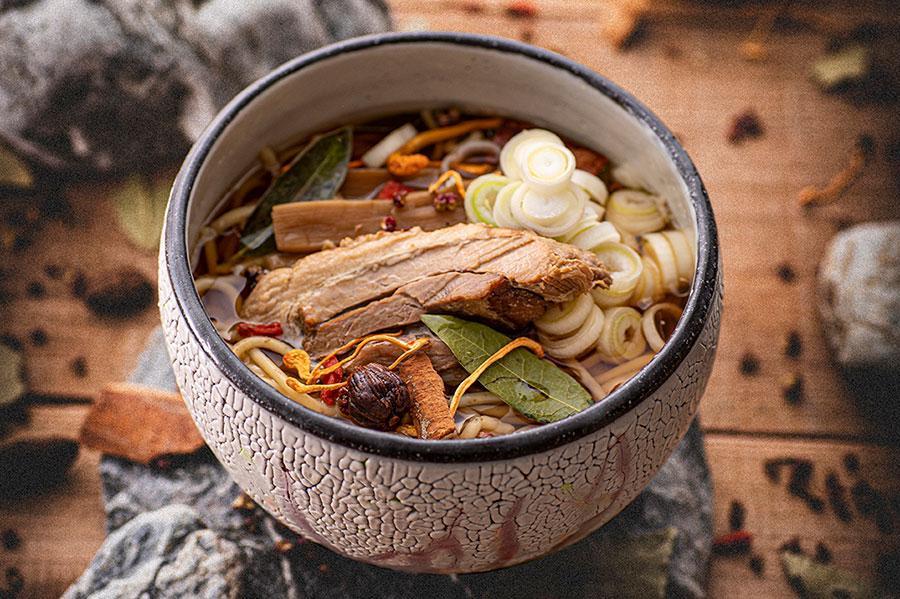 　７月１４日にオープンする「人類みな麺類とエスサワダ」のラーメン