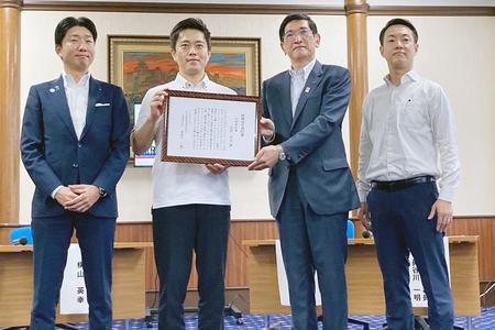 左から、堺市の永藤英機市長、大阪府の吉村洋文知事、ＪＲ西日本の長谷川代表取締役社長、大阪市の横山英幸市長（7月7日・大阪市内）提供／JR西日本