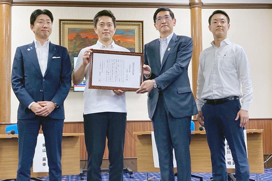 左から、堺市の永藤英機市長、大阪府の吉村洋文知事、ＪＲ西日本の長谷川代表取締役社長、大阪市の横山英幸市長（7月7日・大阪市内）提供／JR西日本
