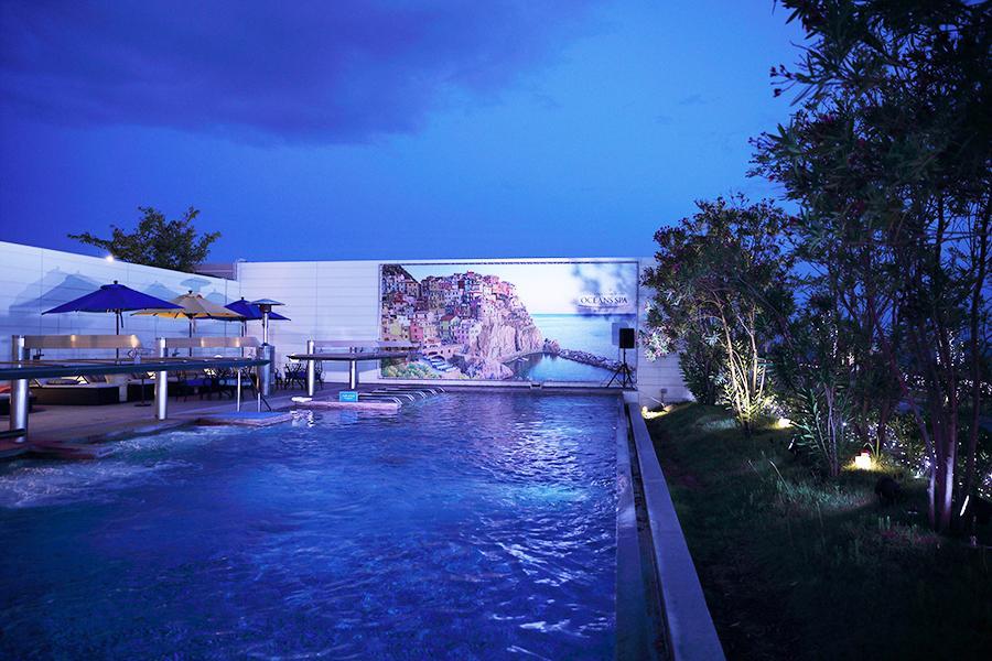 「神戸みなと温泉 蓮」（神戸市中央区）の屋外温水プール