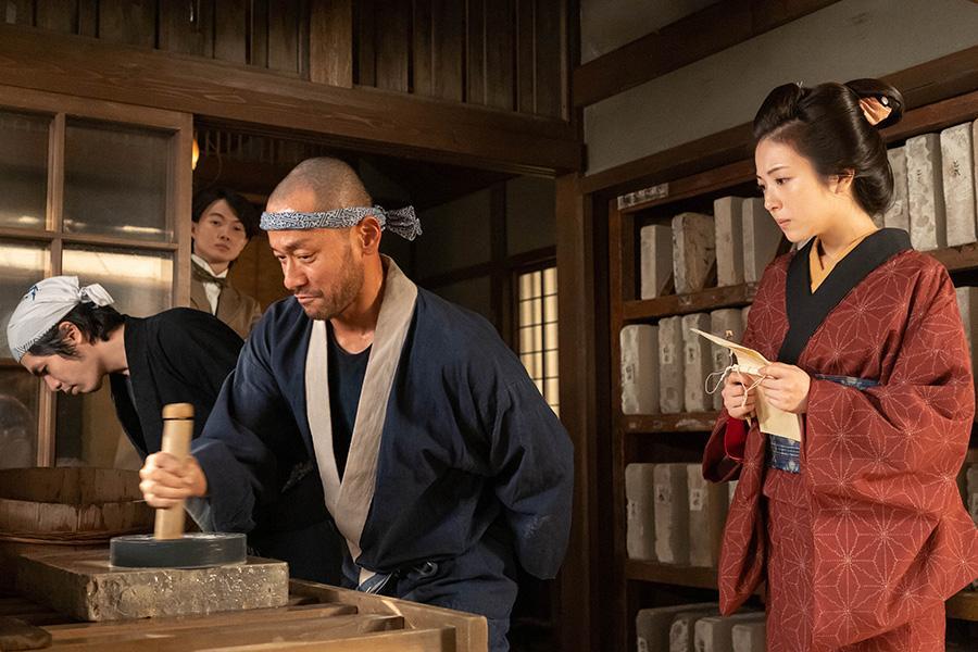 工員の宮本（中央、山根和馬）たちを見学する寿恵子（浜辺美波）©NHK