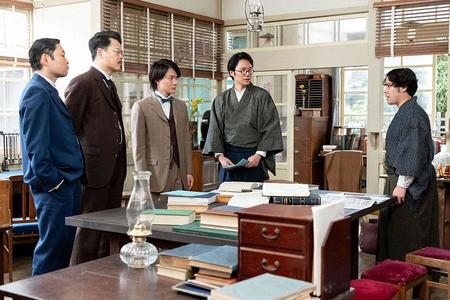　学者同士が激しく競い合う状況に耐えられないと話す藤丸（前原瑞樹）と、波多野（前原滉）、万太郎（神木隆之介）、徳永（田中哲司）、大窪（今野浩喜）（Ｃ）ＮＨＫ