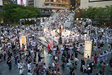 『梅田ゆかた祭2023』の「うめきた広場」でおこなわれた『ゆかたde盆踊り』で踊る人々（7月23日・大阪市北区）