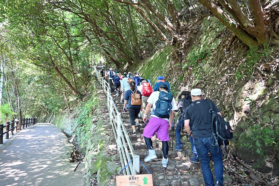 「トレイルステーション神戸」から「布引散策ツアー」に出かける参加者たち（22日・神戸市内）
