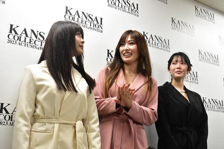 　『ＫＡＮＳＡＩ ＣＯＬＬＥＣＴＩＯＮ ２０２３ ＡＵＴＵＭＮ＆ＷＩＮＴＥＲ』の囲み取材に応じる（左から）西本ヒカル、熊田曜子、白川愛梨（６日・大阪市内）