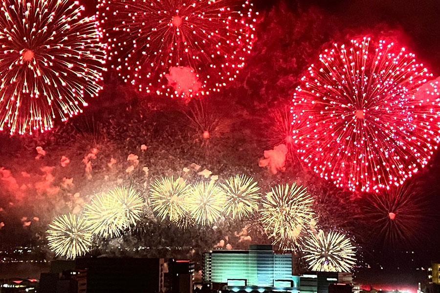 4年ぶりの「びわ湖大花火大会」の様子、約1万発の花火が打ち上げられる（8月8日・大津市内）