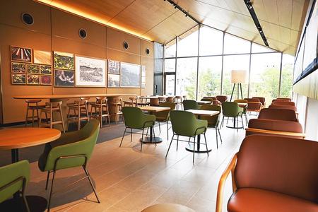 町家を倣い北側に大きな窓を構える「京都西大路店」（京都市右京区）