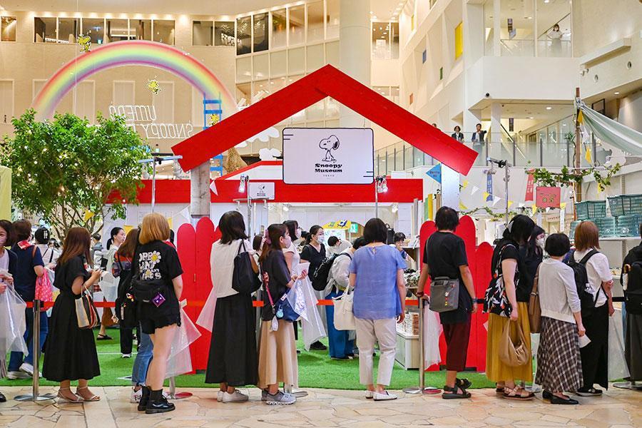 阪急うめだ本店で「スヌーピーフェス」開幕、初日の朝から長蛇の列…お目当ては？/関西/芸能/デイリースポーツ online