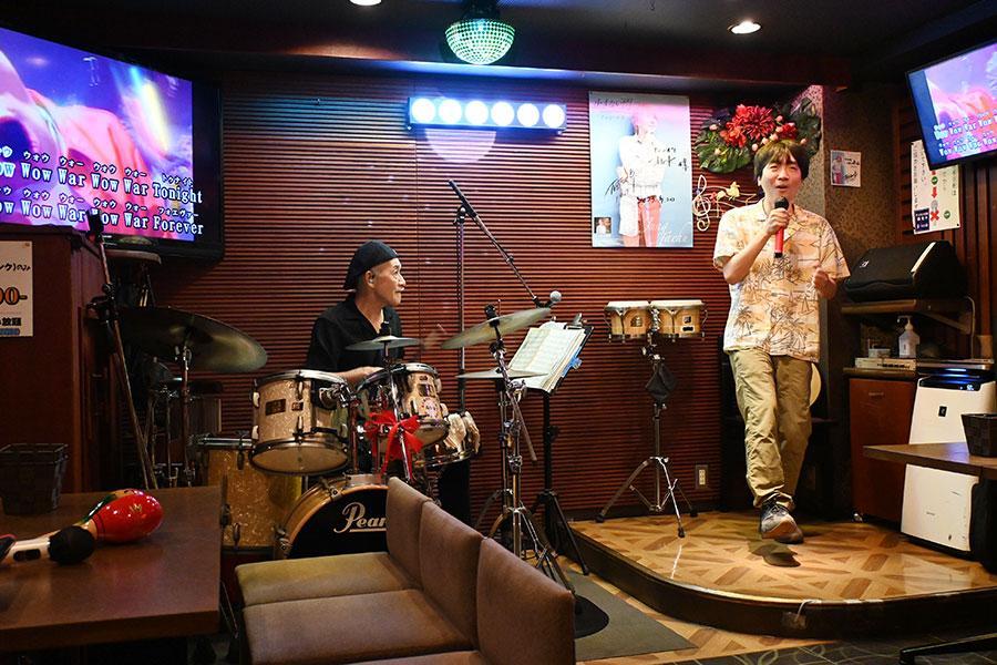 プロが横で生ドラムを叩いてくれるカラオケスナック「stick」（写真は平成のヒット曲を歌っているとき）