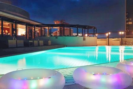 　「グランドプリンスホテル大阪ベイ」の屋上ガーデンプール