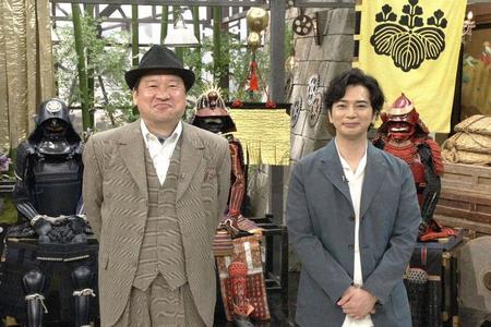 『歴史探偵』の『どうする家康』特集に出演する佐藤二朗（左）と松本潤　(C)NHK