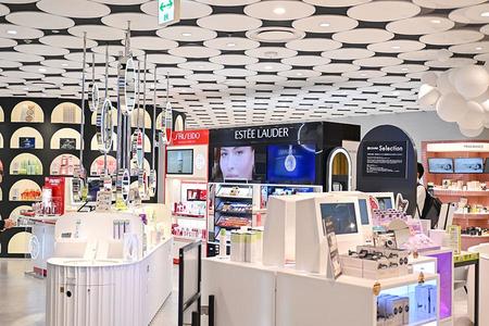 　関西最大級「アットコスメ 大阪」の店内。「ルクア イーレ」内にフロアを移転・拡大し、元々の店舗のおよそ５倍に当たる約２７０坪に