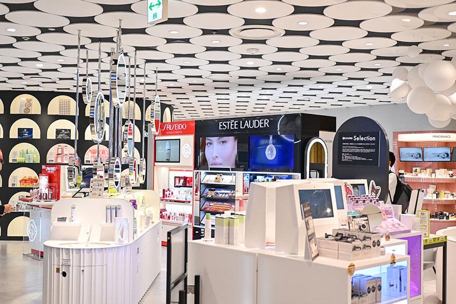 　関西最大級「アットコスメ 大阪」の店内。「ルクア イーレ」内にフロアを移転・拡大し、元々の店舗のおよそ５倍に当たる約２７０坪に