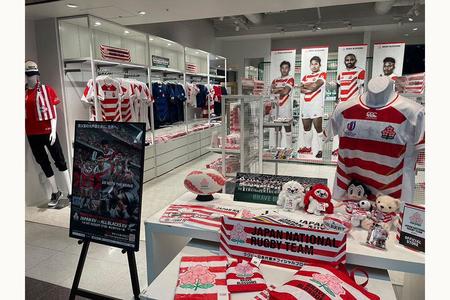 　オフィシャルショップではジャージや各選手のネーム入りフェイスタオルなどほぼすべてのグッズを取り扱う