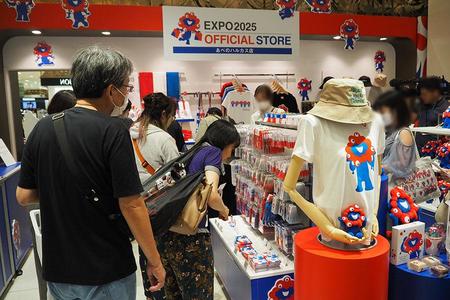 入場制限がかかるほど、開店時から多くの客が訪れた