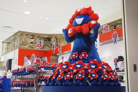 ミャクミャクの約９５ｃｍの巨大ぬいぐるみ（１７万６０００円）に、お座りポーズ（Ｓ・３９６０円）も