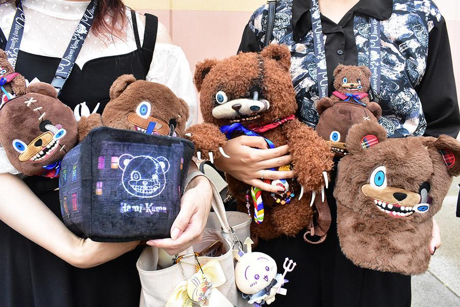 グッズは売り切れ続出…USJの新スター「ハミクマ」、人気の秘密は