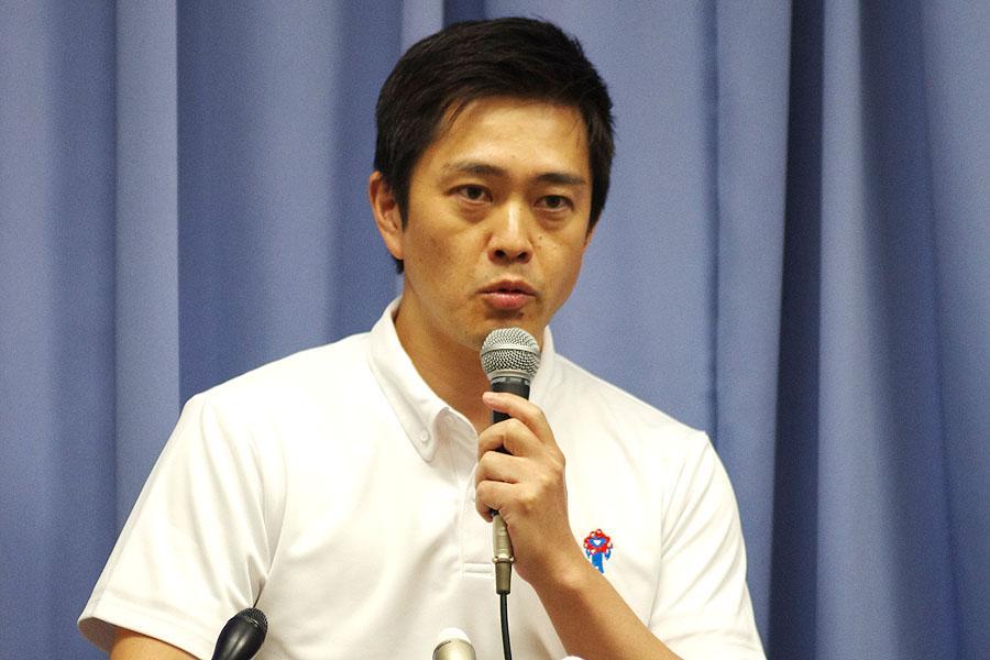 定例会見で梅毒患者増加について説明する吉村洋文知事（9月6日・大阪府庁）