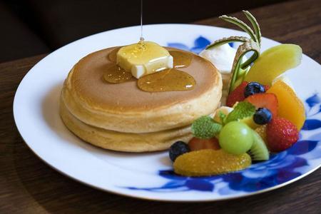 丸福珈琲店 ザ・パーラーの「ホットケーキ 季節のフルーツ添え（コーヒー付き）」（2200円）