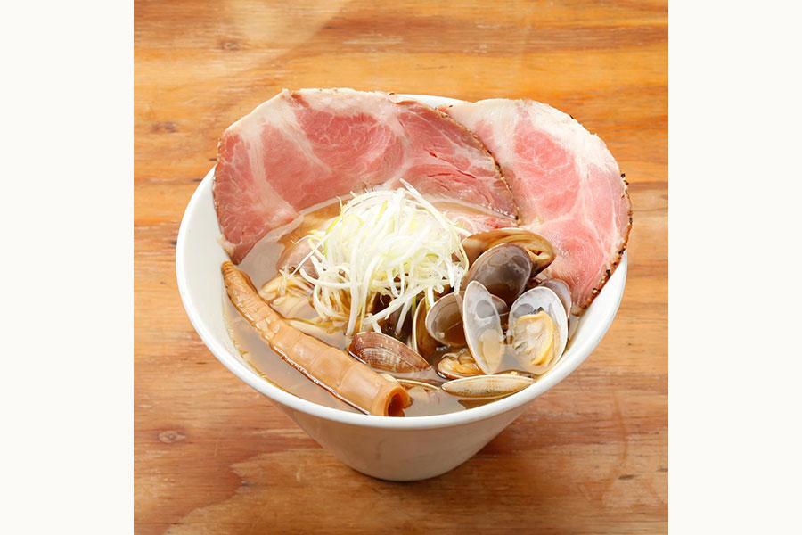 　濃口と淡口醤油を絶妙なバランスでブレンドする「あさりラーメン」（９８０円）