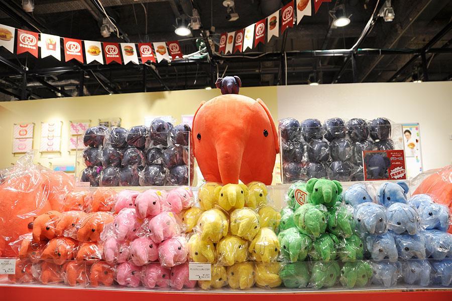 　色や大きさもさまざま、売れ筋グッズの「どむぞうぬいぐるみ」