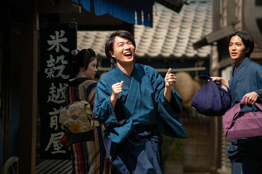 　「ズギャン！」が生まれた第３０回のシーン。浮かれて駆け出す万太郎（左、神木隆之介）（Ｃ）ＮＨＫ